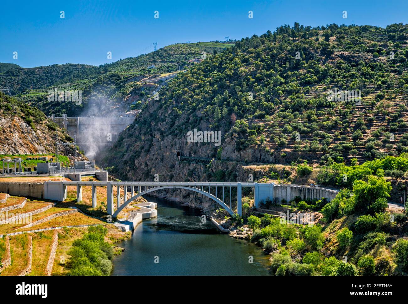 Ponte autostradale sopra Rio Tua vicino alla confluenza Rio Douro, diga di Foz Tua in lontananza, vicino a Sao Mamede, regione Norte, Portogallo Foto Stock