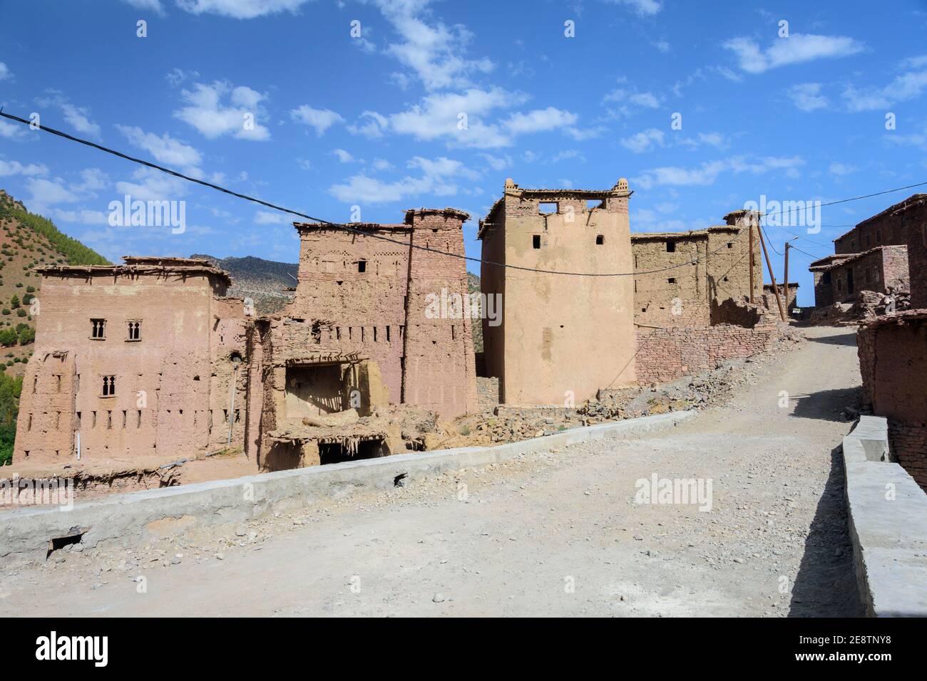 Il villaggio Zaouiat Ahansa nelle montagne dell'Alto Atlante del Marocco, noto per i suoi altiunli (granai collettivi) Foto Stock