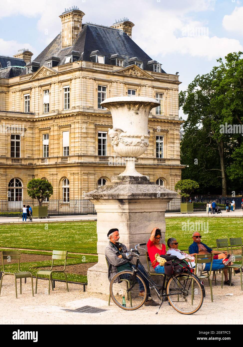 Persone che riposano nel Palazzo del Lussemburgo nei Giardini del Lussemburgo, casa del Senato francese - Parigi, Francia Foto Stock