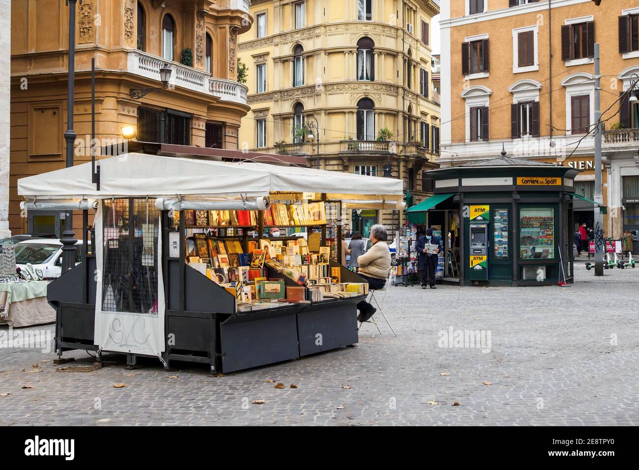 Edicola e libri in piazza Benedetto Cairoli - Roma, Italia Foto Stock