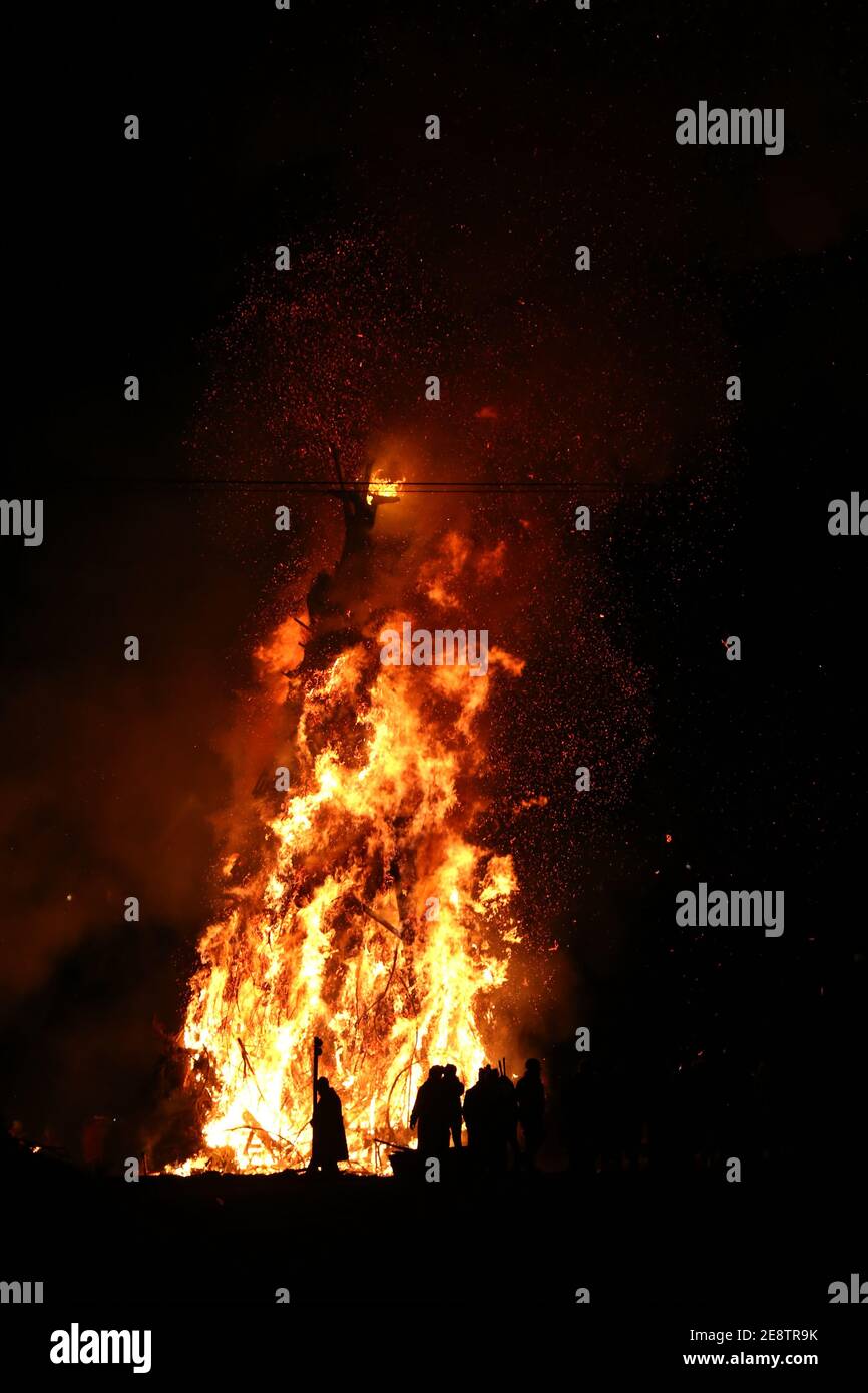 Con il fuoco di scintilla l'inverno è tradizionalmente espulso Foto Stock