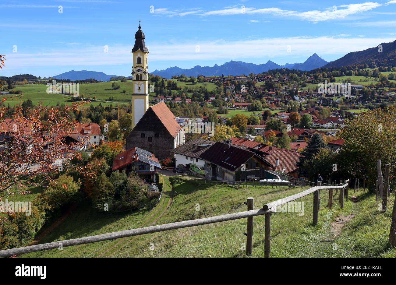Bella vista sulla chiesa di San Nicola e Pfronten nella Allgäu con le montagne sullo sfondo Foto Stock