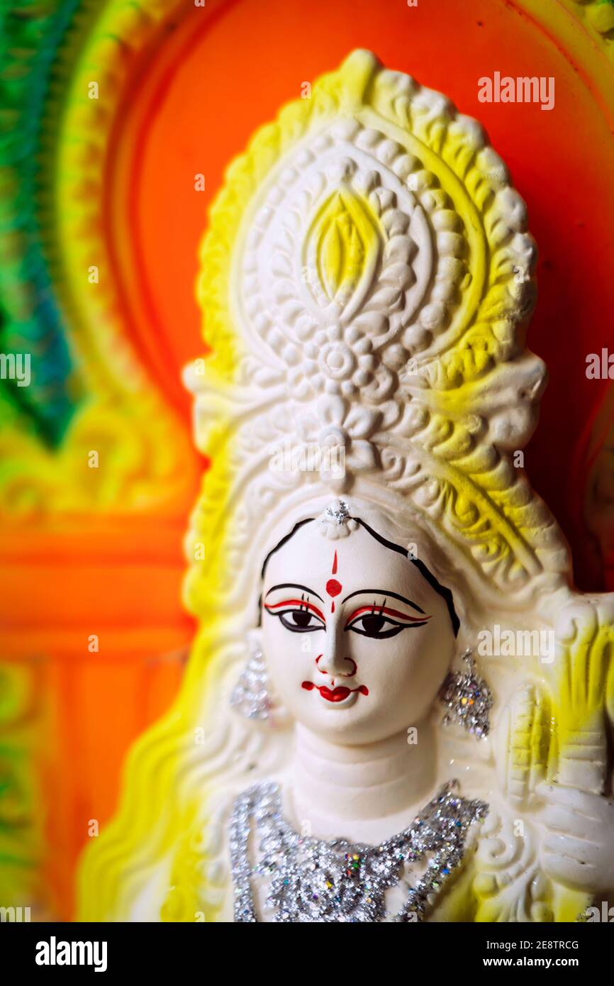 Idol della Dea Saraswati dipinto di colore bianco e giallo su Basant panchami utsav. Swaraswati è un Dio della conoscenza, della musica, dell'arte, della saggezza, dell'apprendimento. Foto Stock