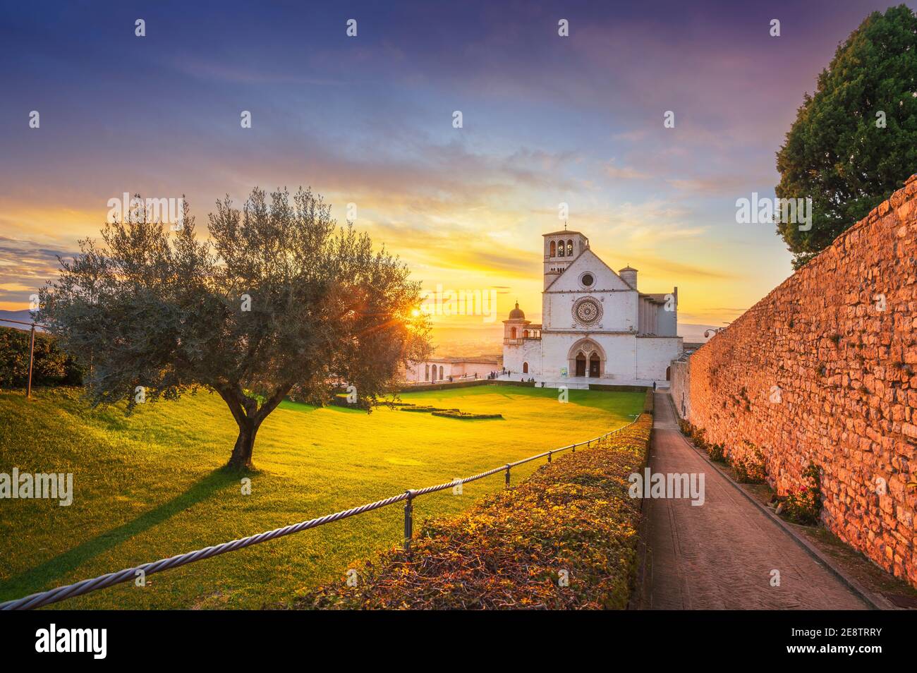 Assisi, San Francesco o la chiesa superiore della Basilica di San Francesco al tramonto. Perugia, Umbria, Italia, Europa. Foto Stock