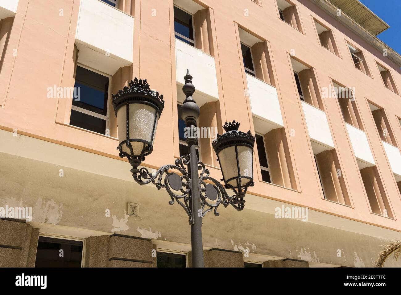 Lampada da strada decorata contro la facciata di un edificio moderno, Cadice, Spagna. Foto Stock