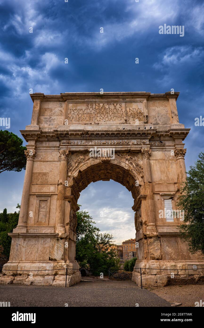 Arco di Tito (Arco di Tito) nella città di Roma, costruito nel 81 d.C. dall'Imperatore Domiziano Foto Stock