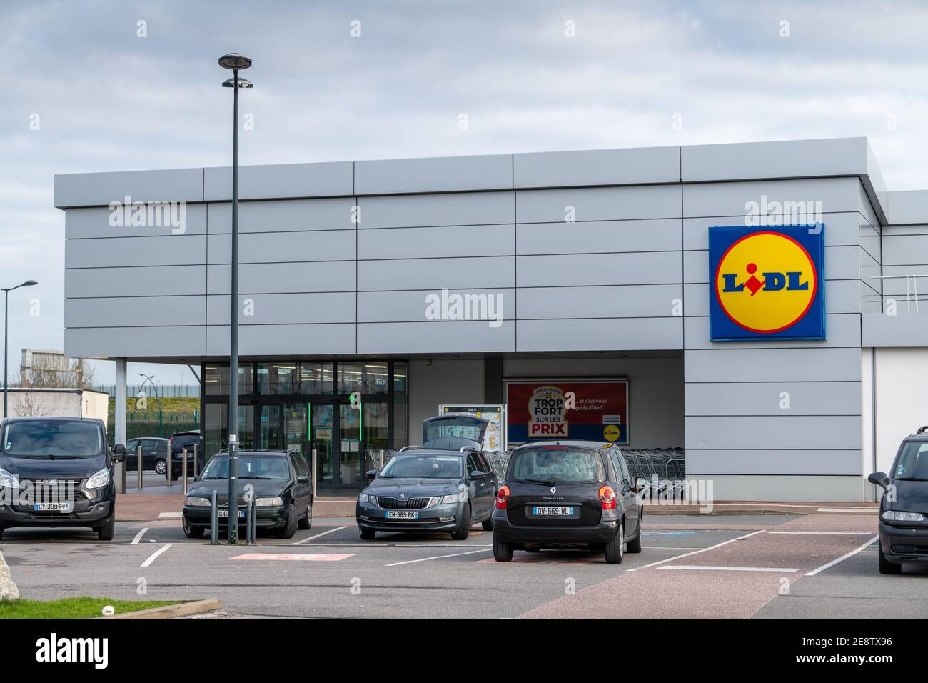 Calais, Francia - 15 gennaio 2020 - supermercato LIDL in Francia. Lidl è una catena tedesca di supermercati con sconti globali. Foto Stock