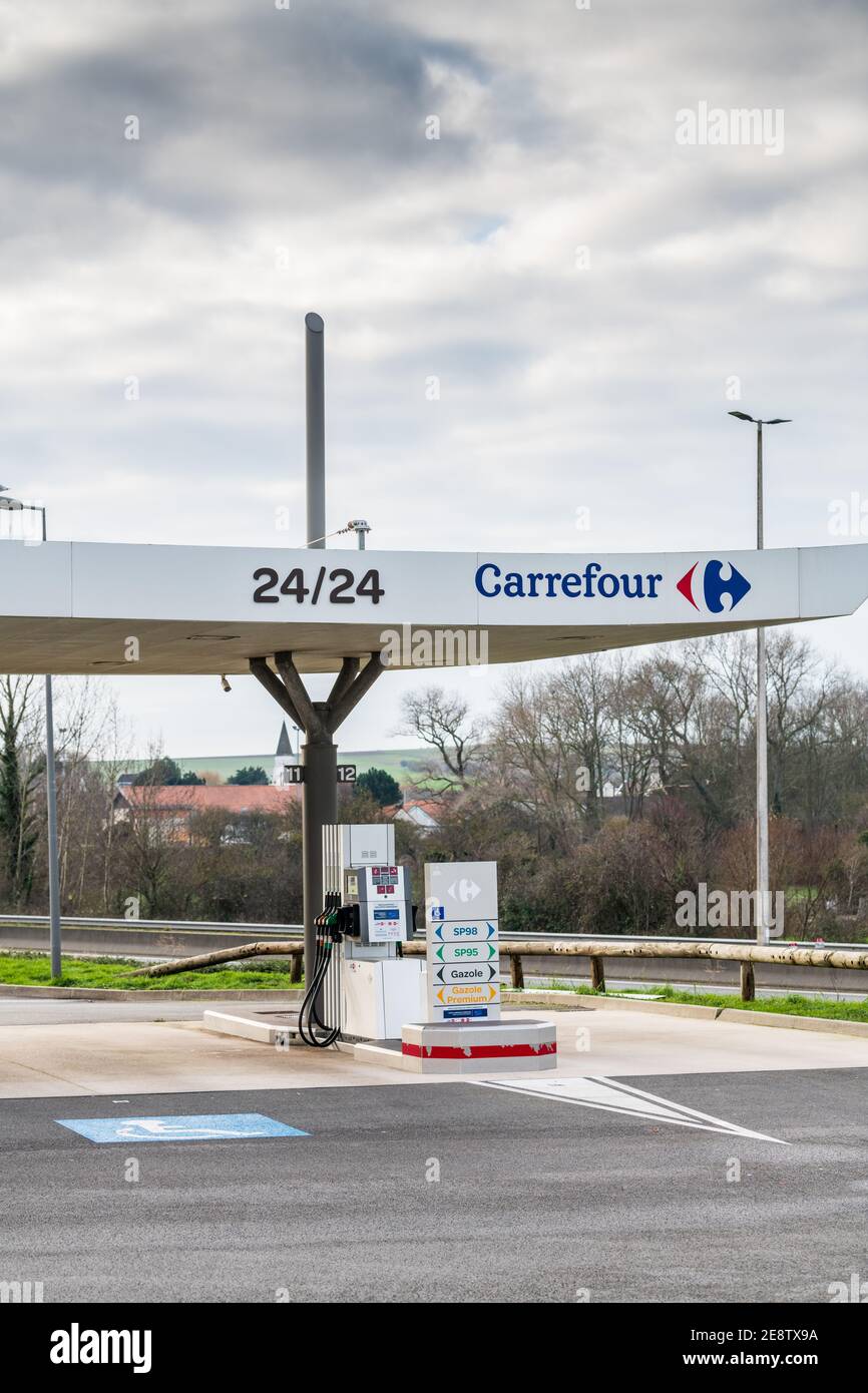 Coquelles, Francia - 15 gennaio 2020 - Centro commerciale Cité-Europe, è il più importante centro commerciale della regione degli Hauts-de-France Foto Stock