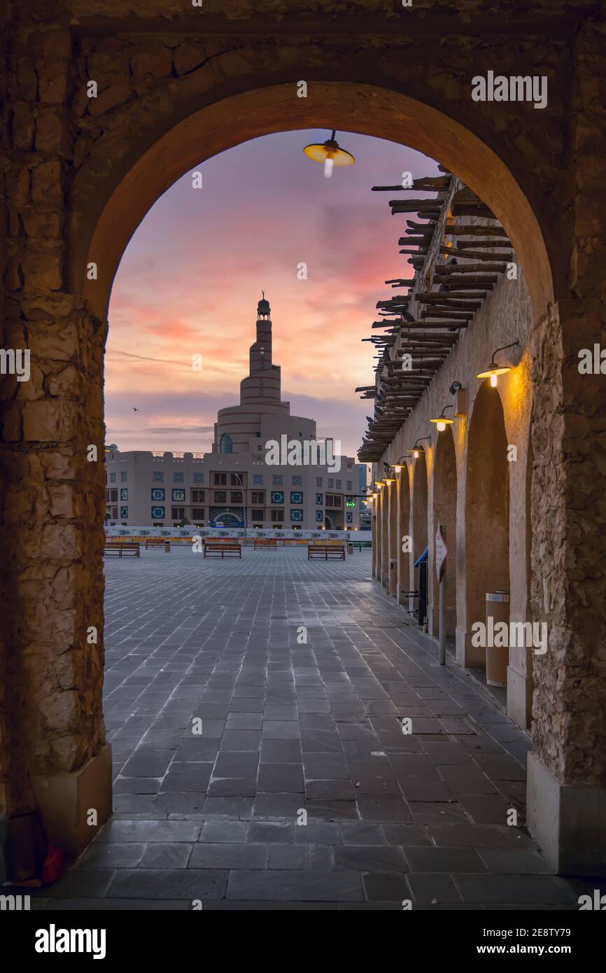 La Moschea al Fanar, soprannominata la Moschea Spirale, al tramonto dal souq wakif Foto Stock