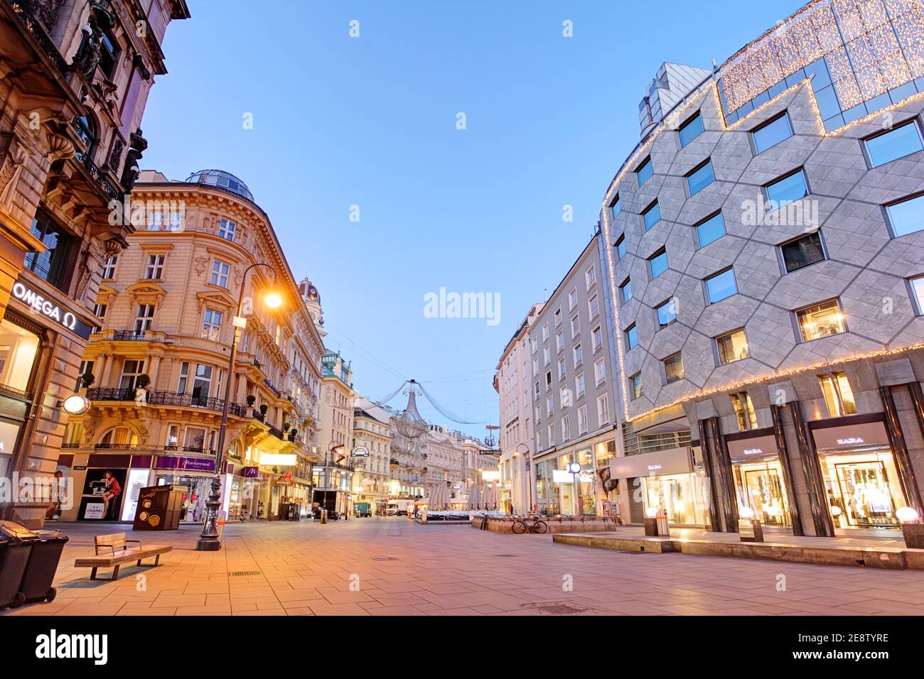 Vienna, Austria - 1 dicembre 2015: La zona pedonale di Vienna. Graben - una delle strade più famose di Vienna. Foto Stock