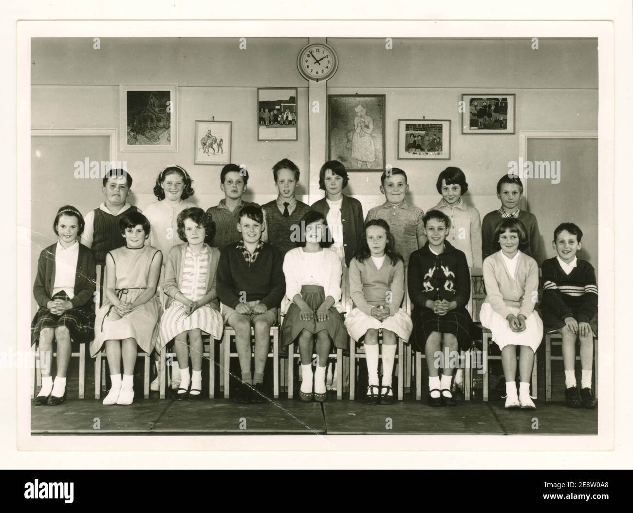 Foto della scuola di gruppo degli anni '60, scuola elementare di Mowmacre, studenti junior di 10 o 11 anni, Leicester, Regno Unito datata 1963 Foto Stock