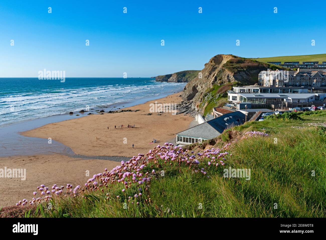 soleggiata serata primaverile a watergate bay vicino a newquay in cornovaglia inghilterra Foto Stock