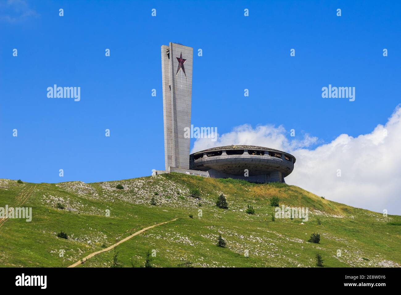 BUZLUDZHA PICCO, BULGARIA - 06 LUGLIO 2019: Edificio abbandonato dell'ex partito comunista Foto Stock
