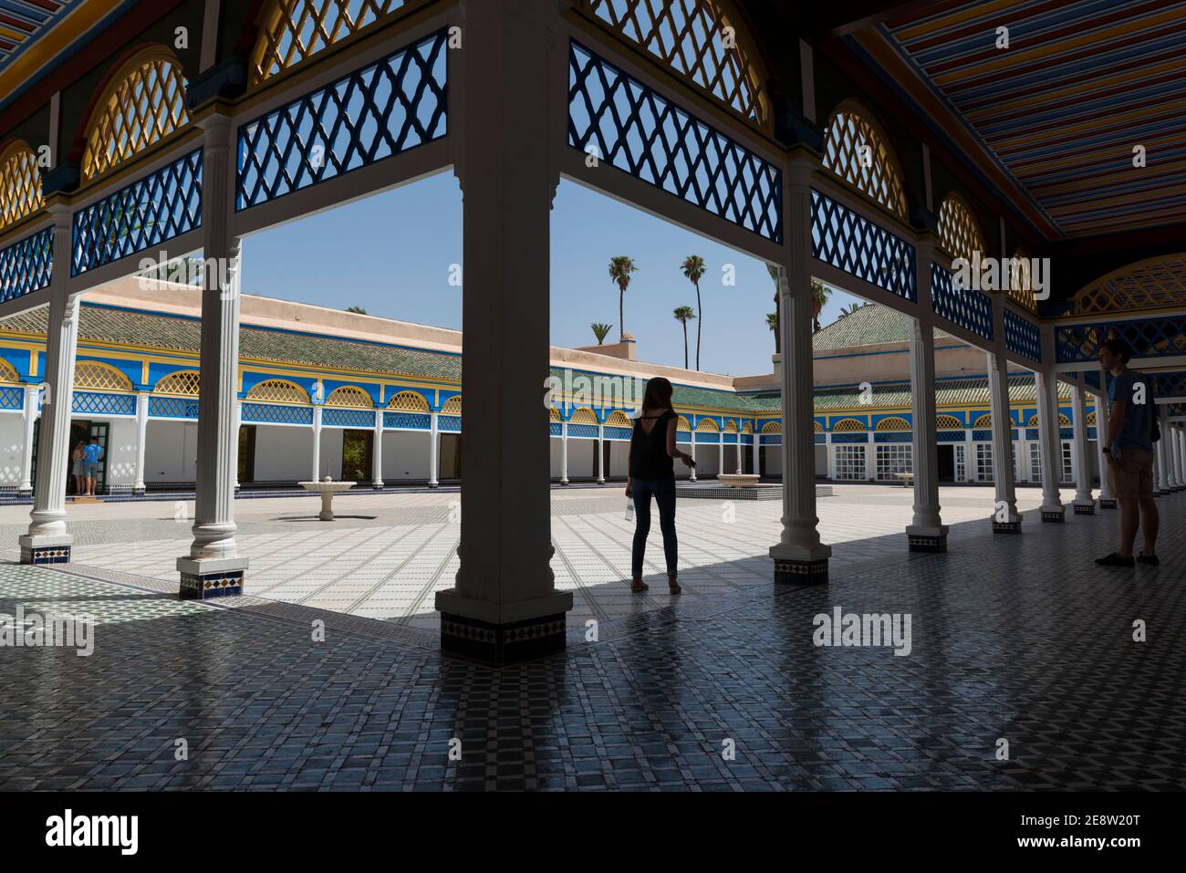 La galleria intorno al Gran cortile del Palazzo Bahia a Marrakech, Marocco. Foto Stock