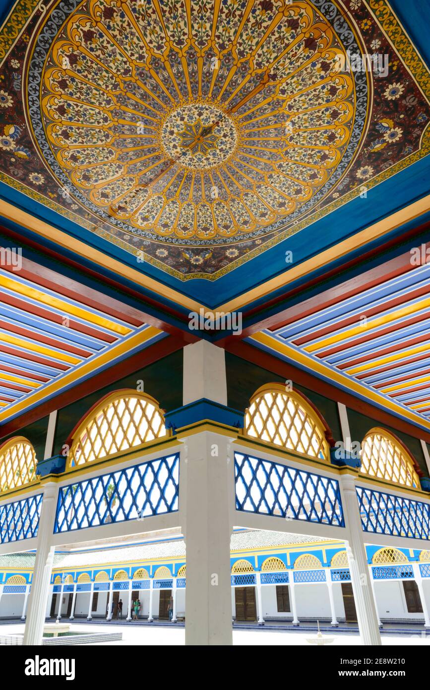 La galleria intorno al Gran cortile del Palazzo Bahia a Marrakech, Marocco. Foto Stock