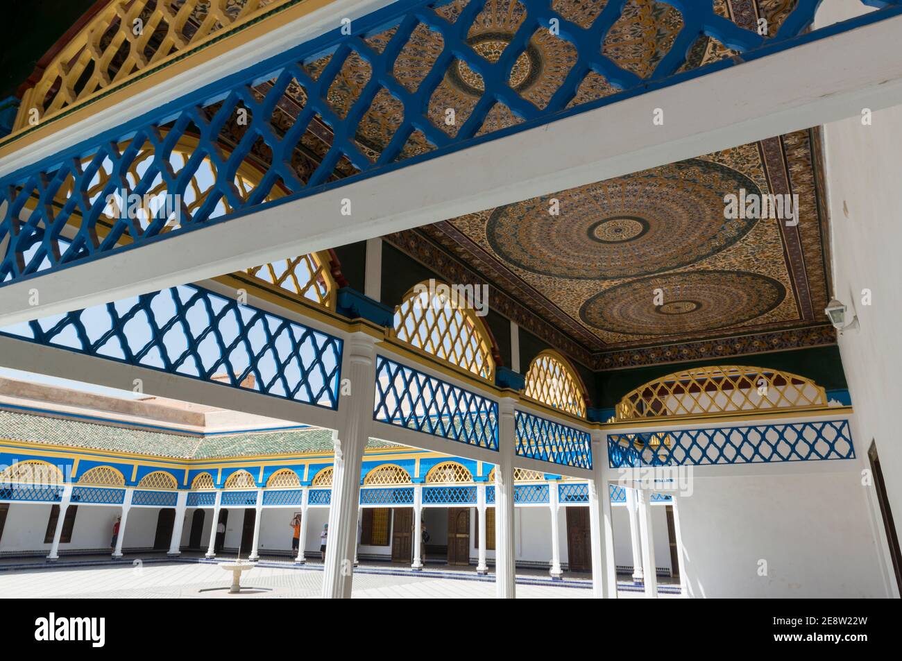 La galleria intorno al Gran cortile del Palazzo Bahia a Marrakech, Marocco. Foto Stock