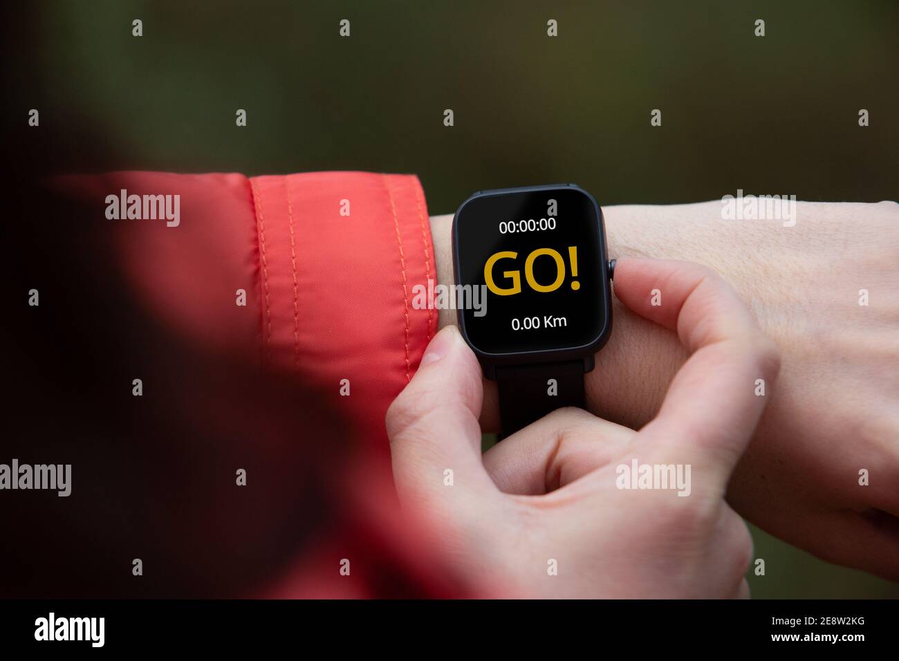 Vista ravvicinata di una persona che inizia la formazione sulla sua smart guarda Foto Stock
