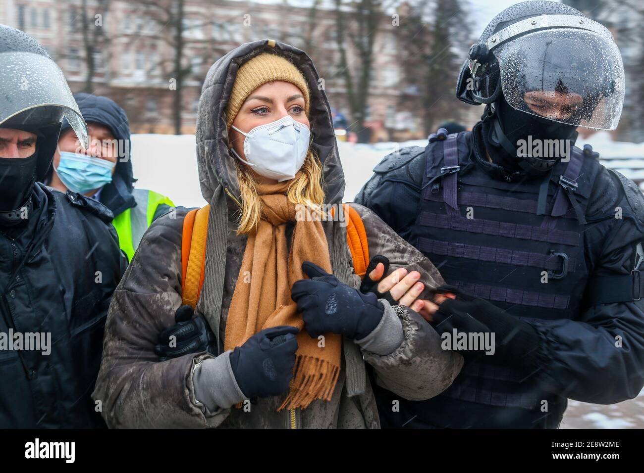 Una donna di protesta è stata arrestata dalla polizia durante la protesta a sostegno del leader politico dell'opposizione Alexei Navalny. Centinaia di manifestanti si sono riuniti nel centro di Nizhny Novgorod per protestare contro l'arresto del leader politico dell'opposizione Alexey Navalny. Navalny è stato arrestato il 17 gennaio quando è tornato dalla Germania, dove aveva trascorso cinque mesi di recupero dall'avvelenamento. Foto Stock