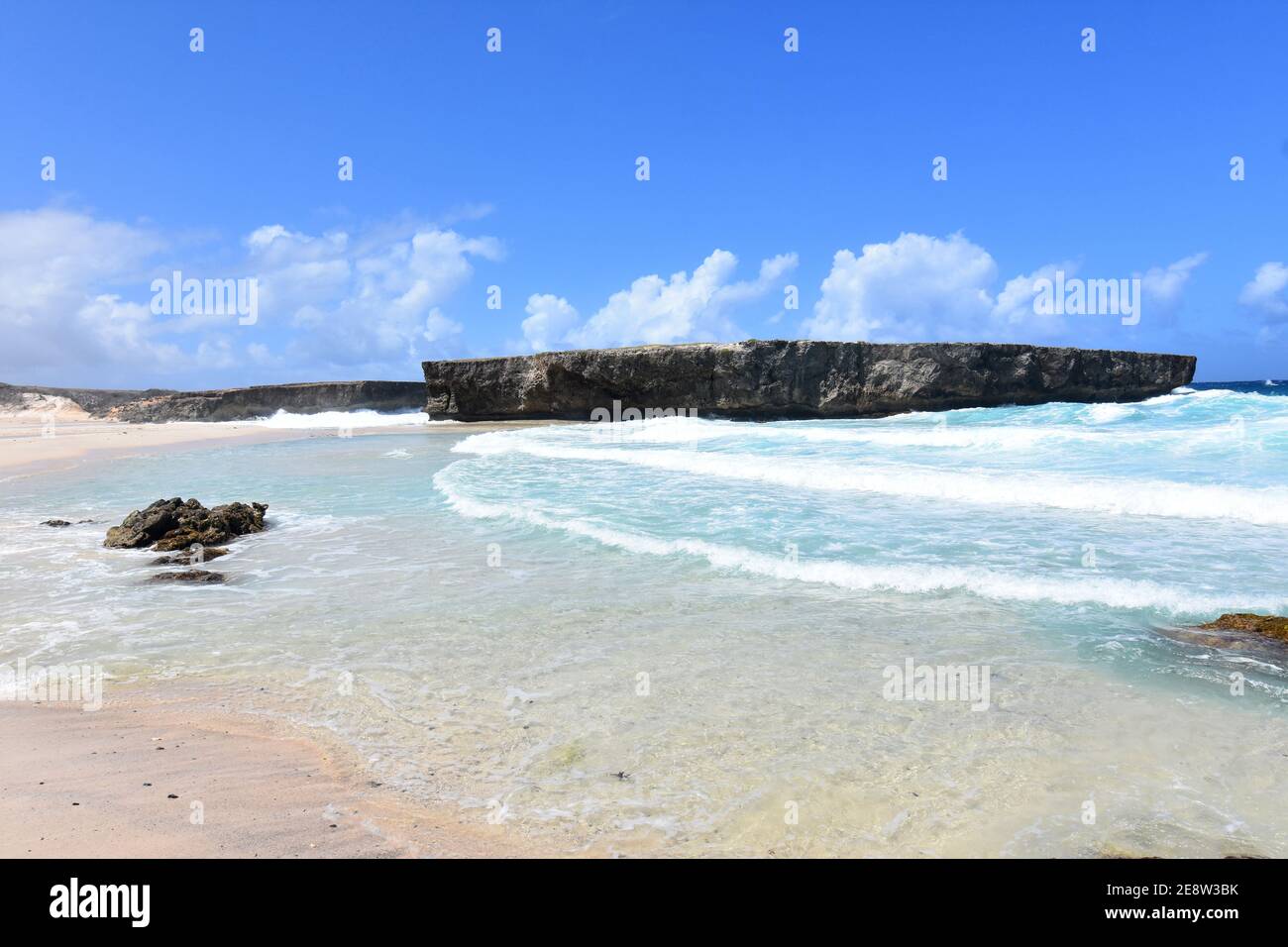 Acque tropicali che si ondulati a riva sulla spiaggia di boca keto. Foto Stock