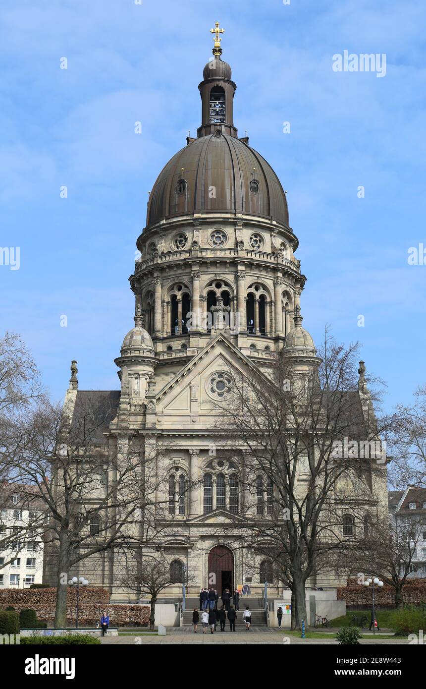 MARZO 28-MAGONZA, GERMANIA: Gruppo di persone non identificate in attesa di andare all'interno della Chiesa di Christuskirche per un matrimonio.Marzo 28,2015 a Magonza, Germania. Foto Stock