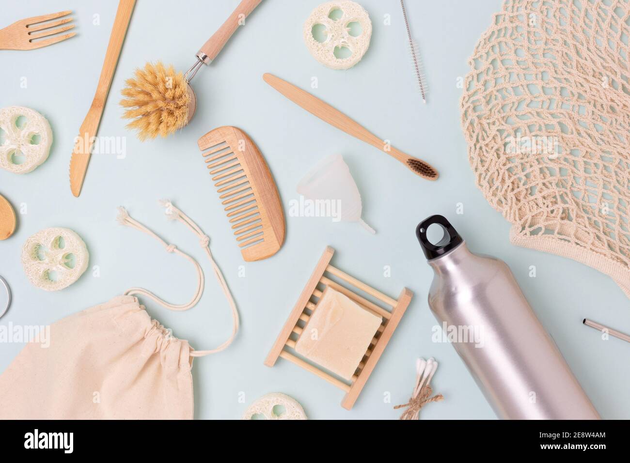 Modello composto da zero rifiuti su sfondo beige. Concetto eco-compatibile. Foto Stock