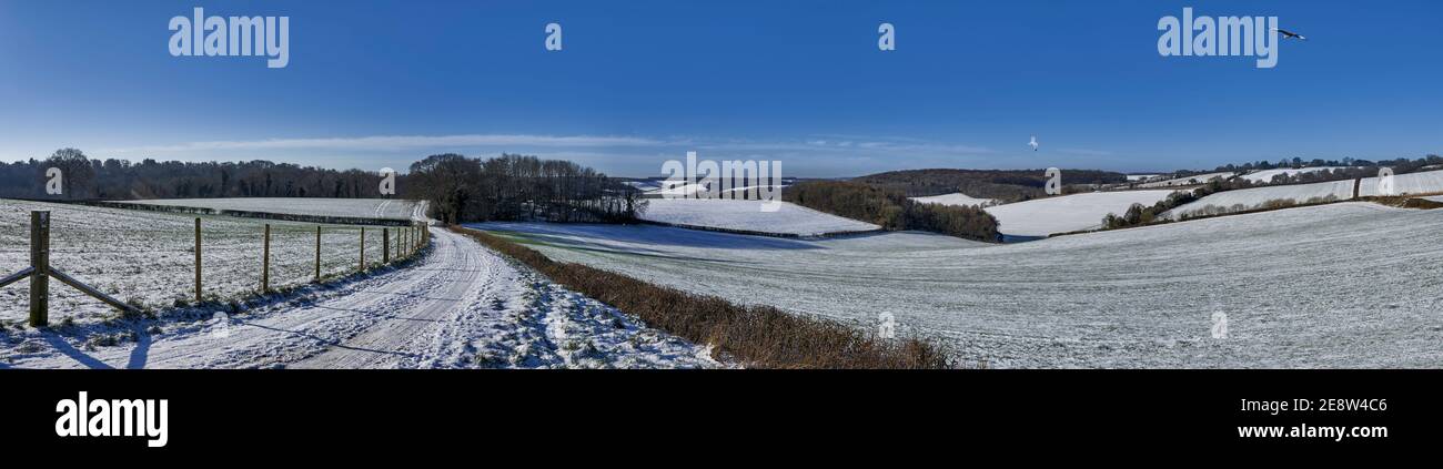 Foto panoramica della strada innevata in campagna in inverno Tempo in Chilterns, Inghilterra Foto Stock