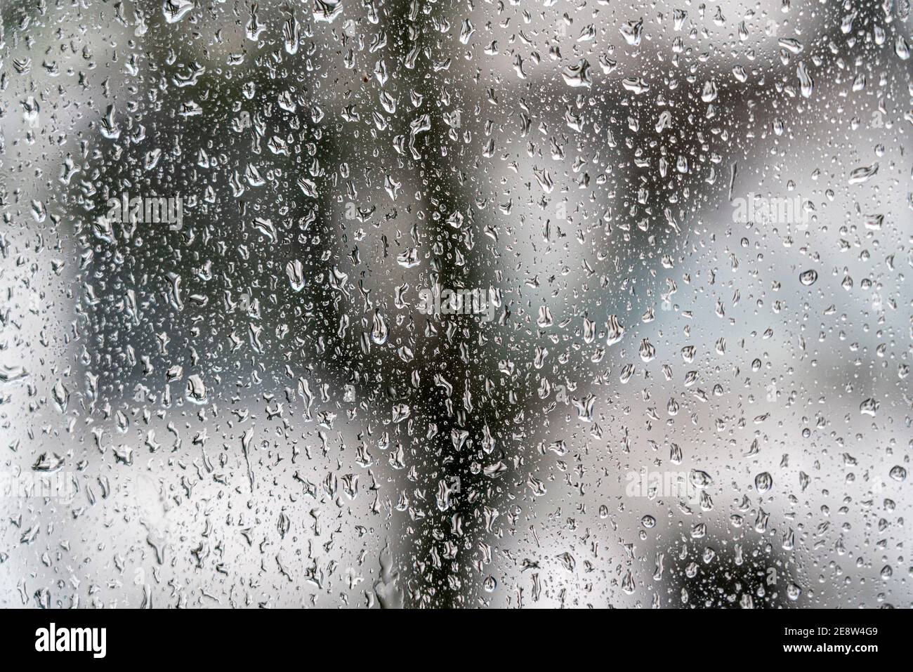 Tempo piovoso, pioggia su una finestra pane, Foto Stock