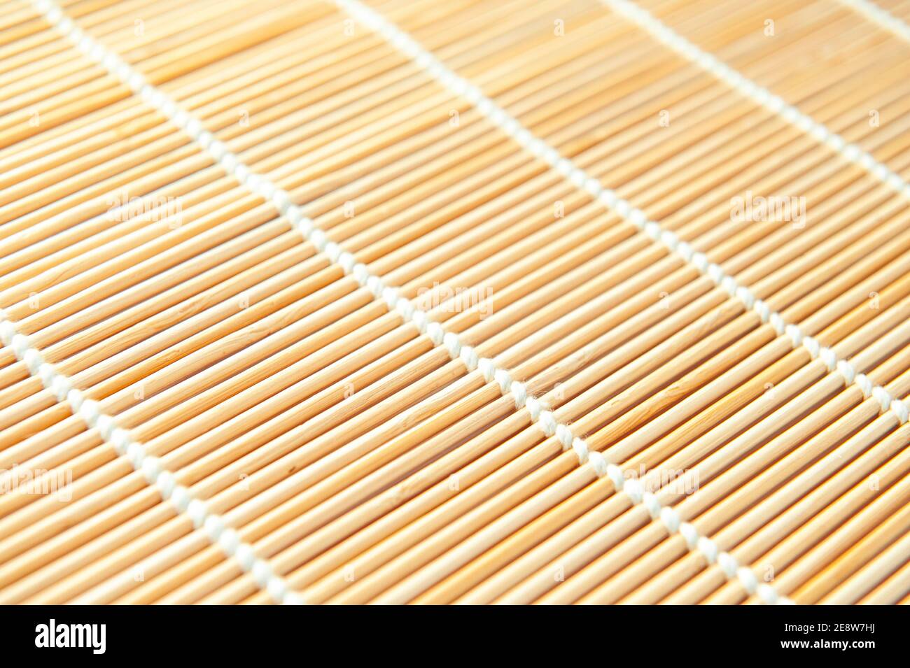 tappeto di sushi di bambù. Sfondo chiaro. Primo piano e piatto Foto Stock