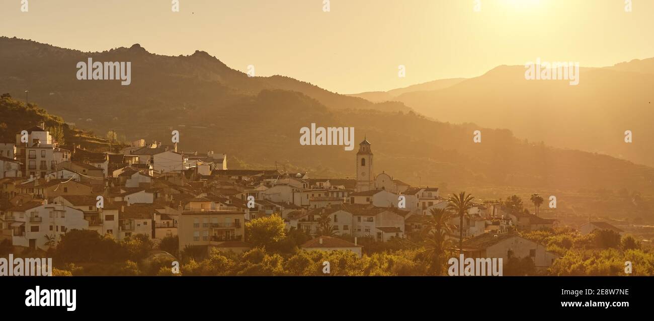 Città valenciana di Benimantell durante il tramonto, comarca di Marina Baixa, provincia di Alicante, foto orizzontale. Espana. Spagna Foto Stock