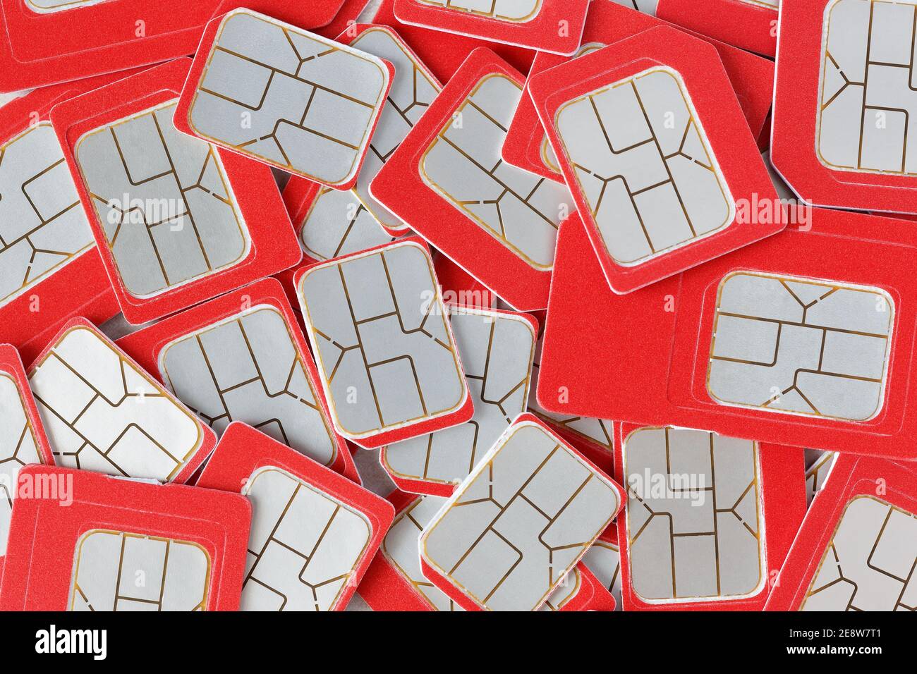 Schede SIM rosse di vari formati heap, primo piano, vista dall'alto Foto Stock