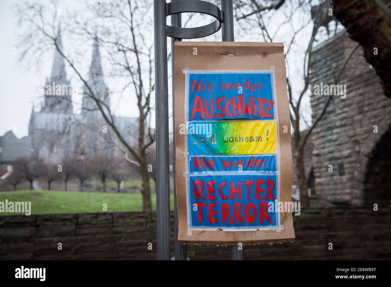 Poster sulle rive del Reno che chiede 'mai più Auschwitz' e 'mai più terrore di destra', sullo sfondo la cattedrale, Colonia, Germ Foto Stock