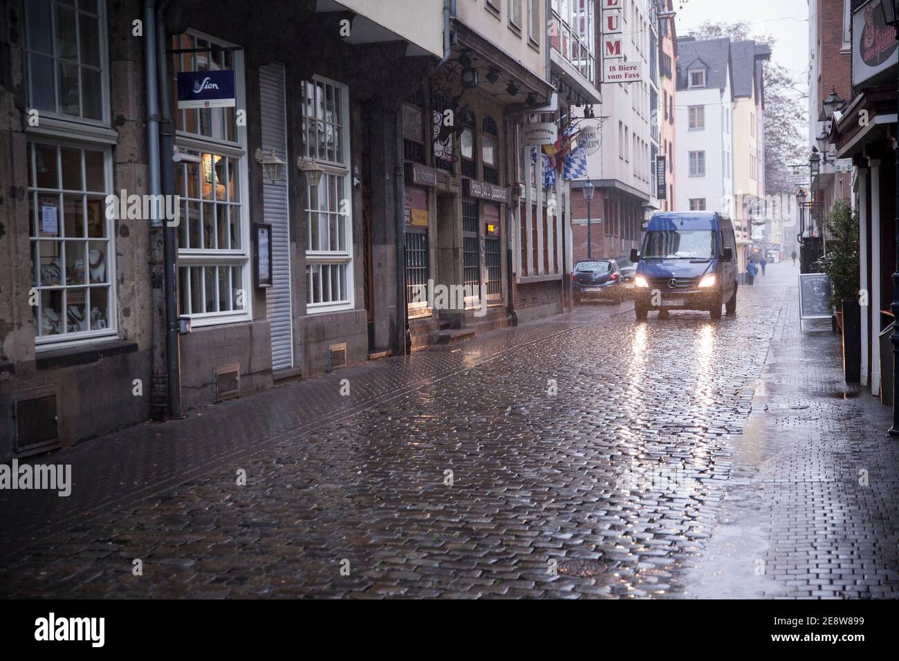 Coronavirus / Covid 19 focolaio, 28 gennaio. 2021. La strada deserta Buttermarkt nel centro storico, tempo piovoso, Colonia, Germania. Coronavirus / Foto Stock