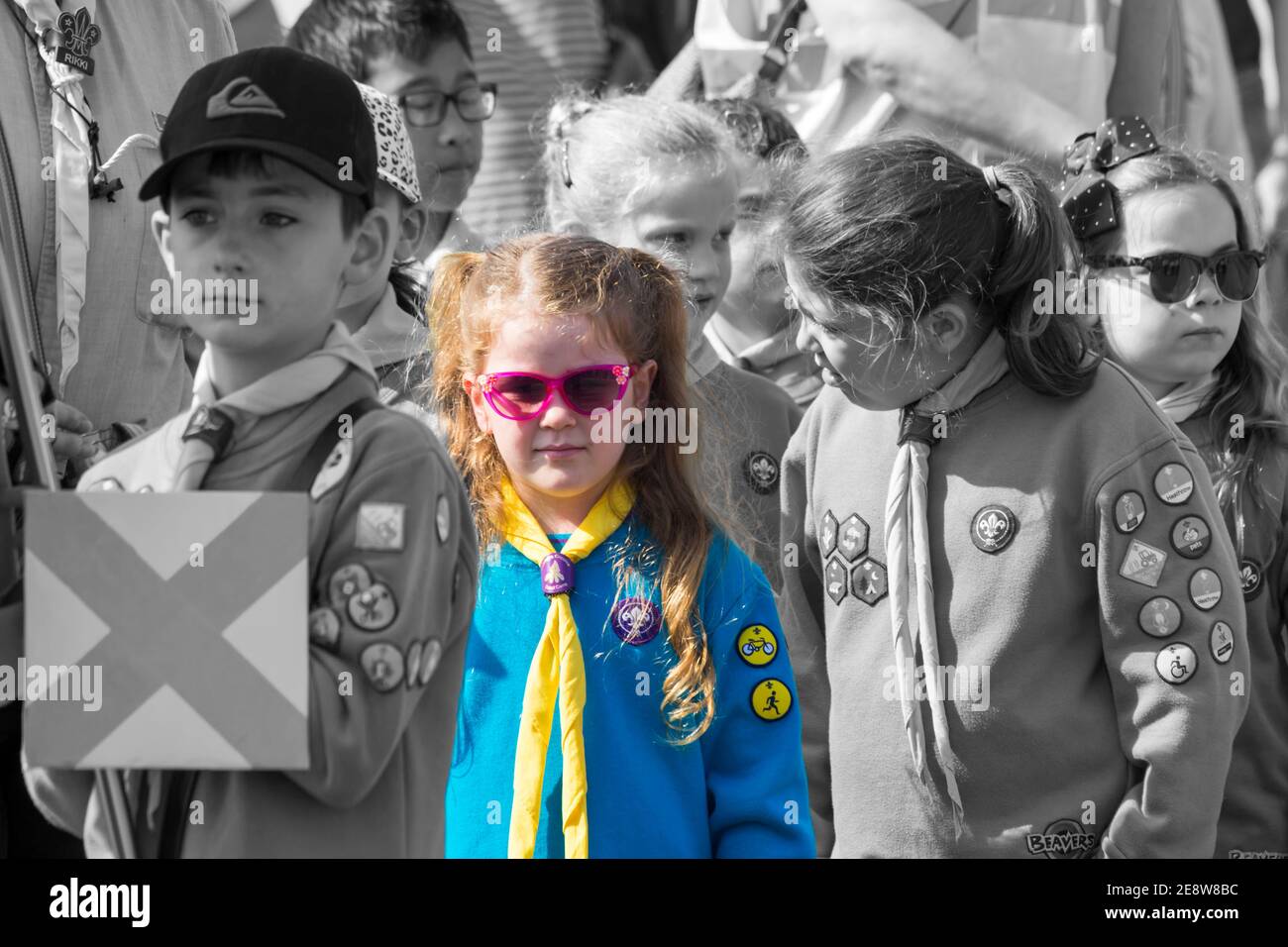 Girl beaver scout partecipando alla sfilata di St Georges Day con altri scout di castori a Bournemouth, Dorset UK nel mese di aprile Foto Stock