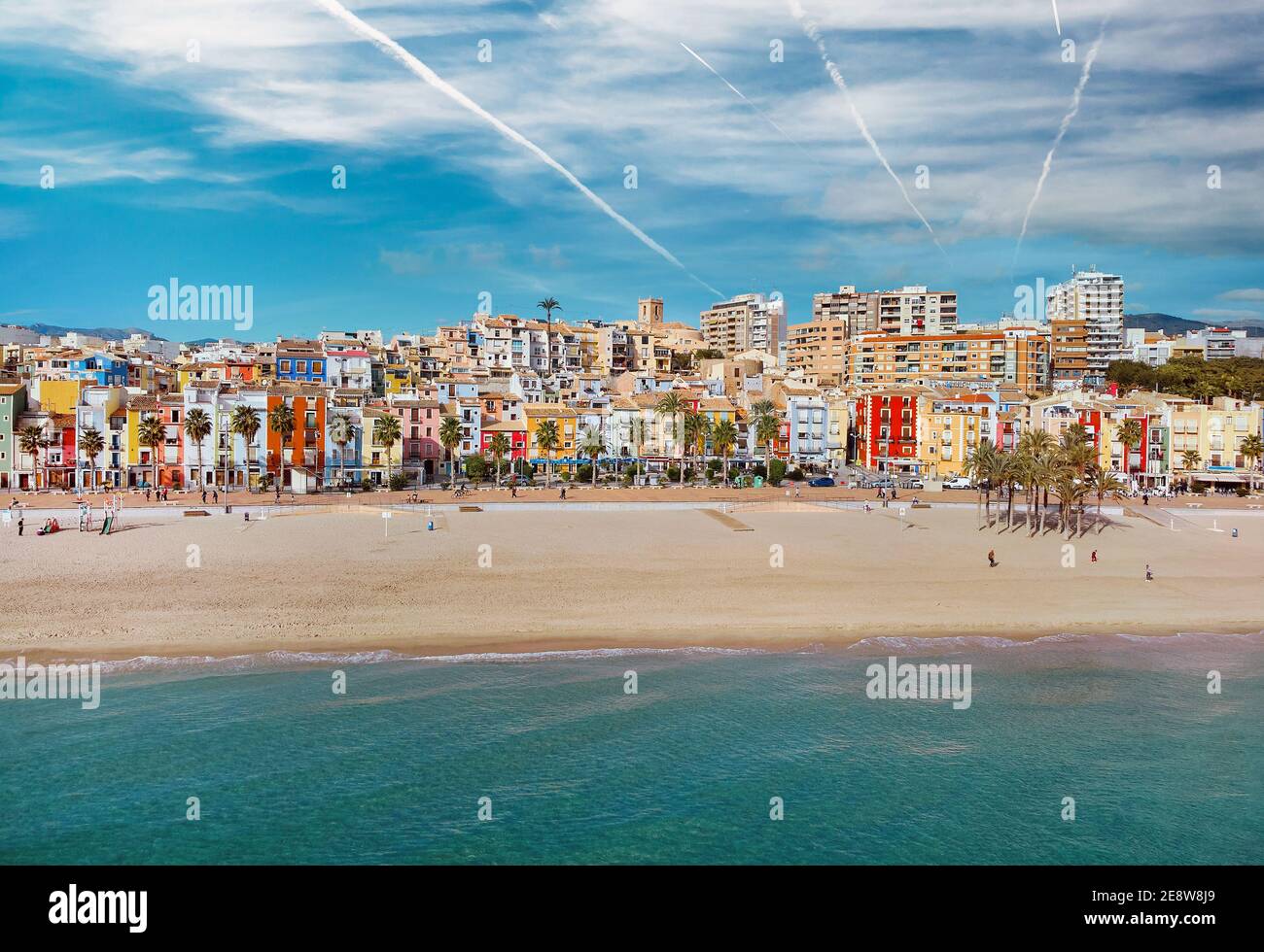 Punto aereo drone vista panoramica costa e la Vila Joiosa Villajoyosa villaggio turistico paesaggio urbano vista dall'alto, spiaggia di sabbia e mare mediterraneo Foto Stock