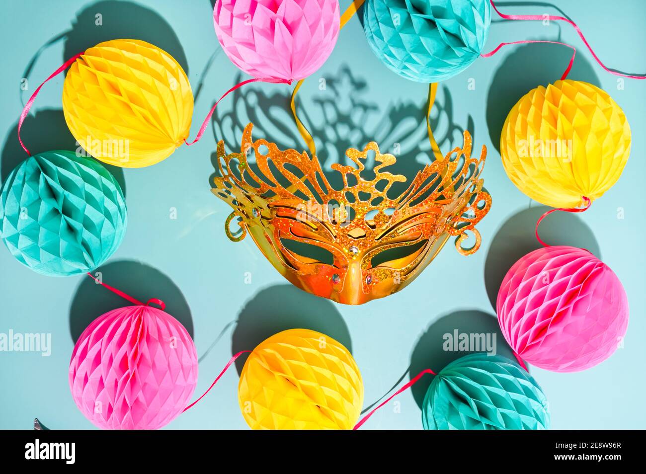 Maschera di Carnevale e confetti su sfondo blu. Il concetto di un tradizionale carnevale veneziano in italia 2021. Colori chiari e brillanti Foto Stock