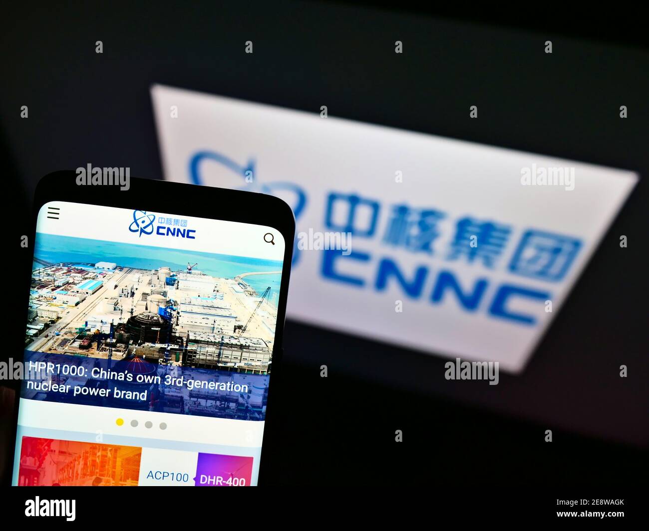 Smartphone con logo aziendale della China National Nuclear Corporation (CNNC) in esposizione davanti al logo aziendale. Mettere a fuoco il centro dello schermo del telefono. Foto Stock