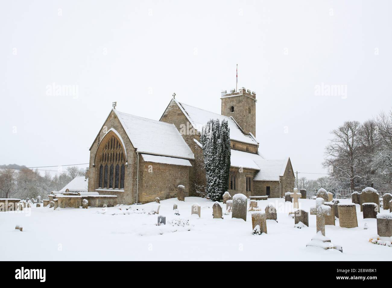 Chiesa di San Marys nella neve. Swinbrook, Cotswolds, Oxfordshire, Inghilterra Foto Stock