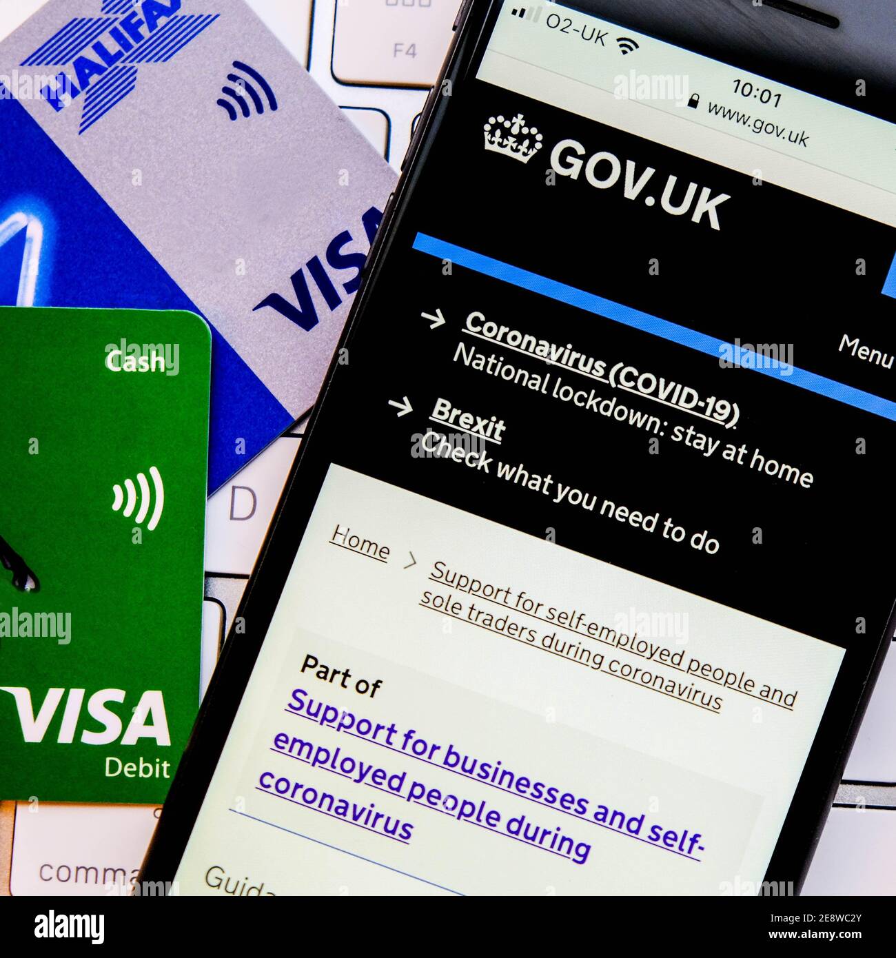 Londra UK, febbraio 01 2021, Mobile Phone Screen Shot of Government Guidance for Business Support durante Coronavisus Covid-19 Foto Stock