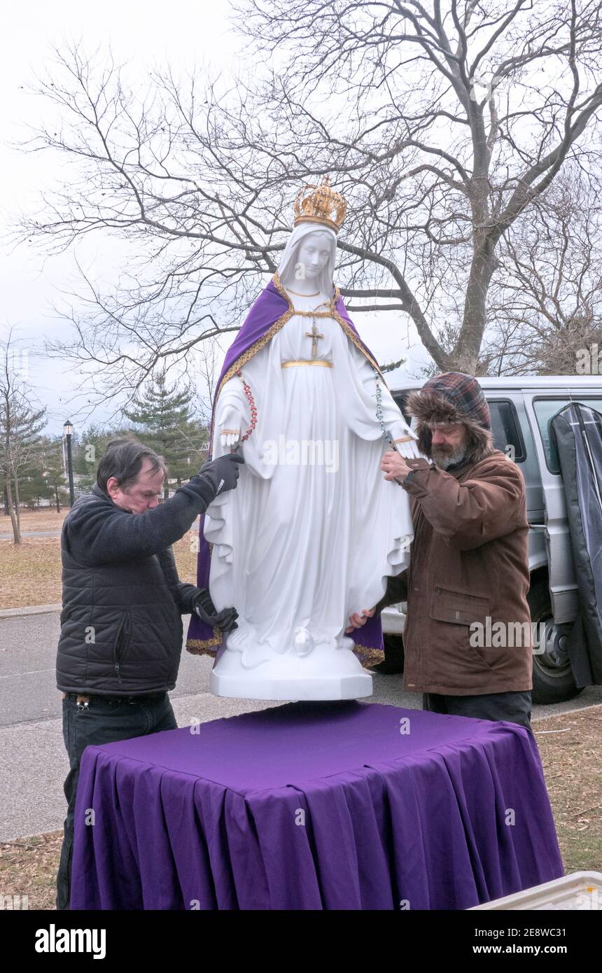 Una statua della Vergine Maria dove la gente prega Sito del Padiglione del Vaticano nel parco di Flushing Meadows Corona dove Mary E Gesù apparve a Veronica Lueken Foto Stock