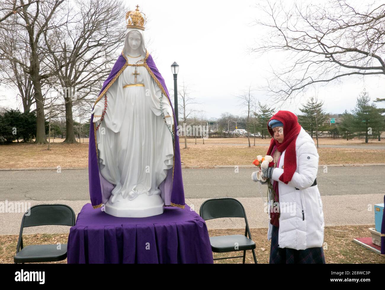 Decorare l'altare dove i cattolici pregano nel Padiglione Vaticano Nel parco di Flushing Meadows Corona, dove apparve Mary & Jesus A Veronica Lueken Foto Stock