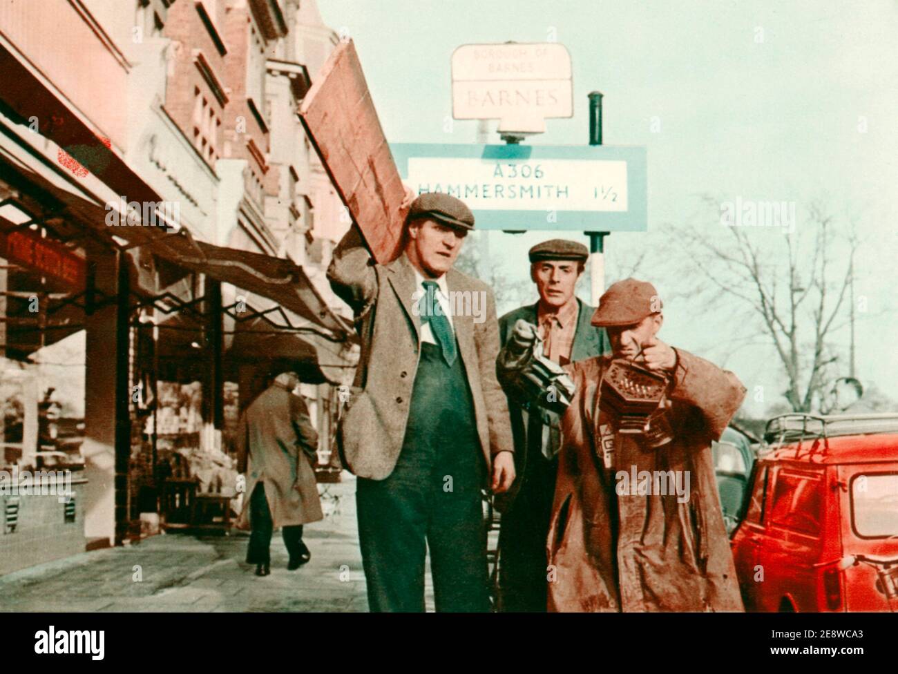 The Plank è un film comico britannico del 1967 con la partecipazione di Tommy Cooper e Eric Sykes. Tommy Cooper nacque il 19 1921 marzo e morì il 15 1984 aprile. Foto Stock