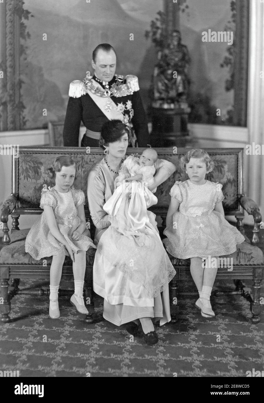 Corona principessa Märtha di Norvegia. 1901-1954. Figlia del principe svedese Carl. Qui con suo figlio e futuro re di Norvegia, il principe ereditario Harald in grembo con le figlie Ragnhild e Astrid. Il principe Harald è nato il 21 1937 febbraio. In piedi il principe della corona Olav V. Foto Stock