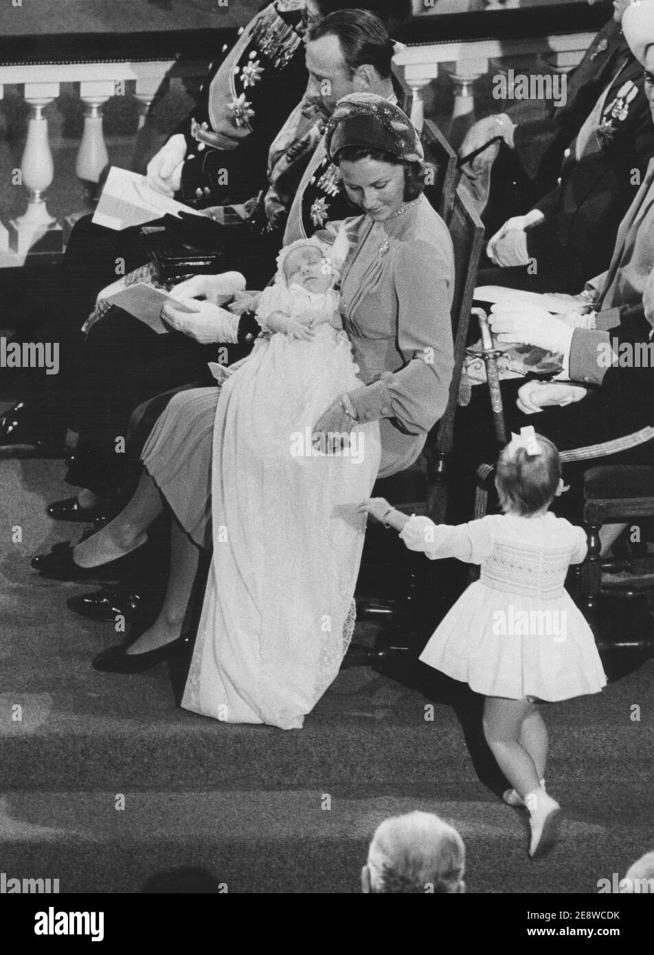 Re Harald di Norvegia. Nella foto, quando fu principe ereditario con sua moglie Sonja alla cerimonia di battesimo del principe ereditario Haakon Magnus 1973. Foto Stock