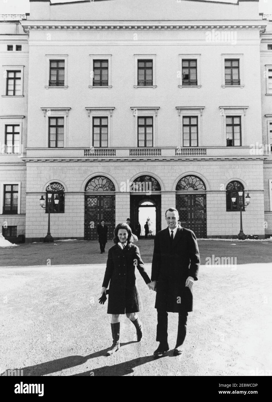 Re Harald di Norvegia. Raffigurato quando è principe di corona con sua moglie Sonja fuori del castello reale di Oslo 1968. Foto Stock