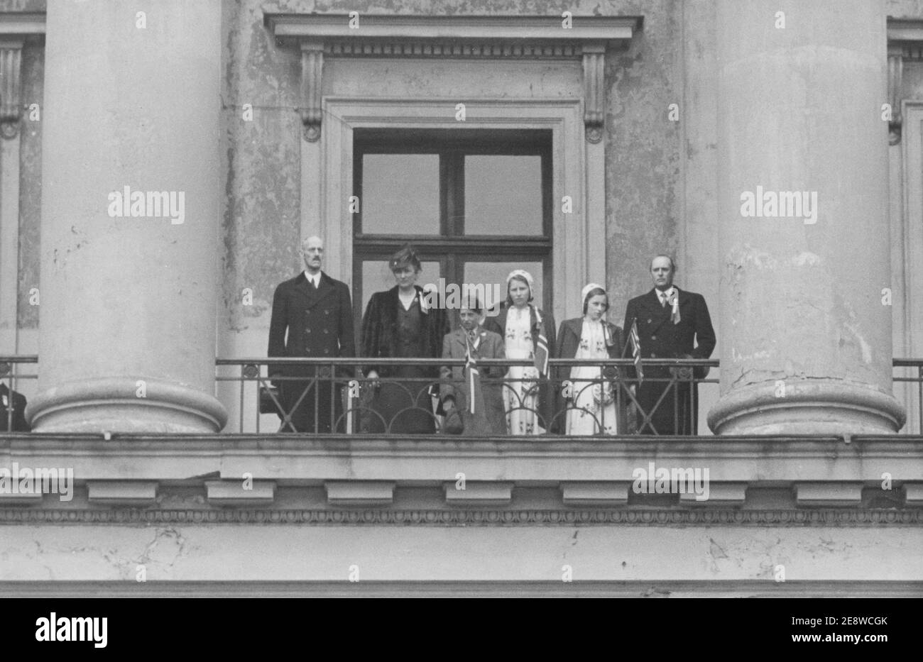 Corona principessa Märtha di Norvegia. 1901-1954. Figlia del principe svedese Carl. Raffigurata qui sul balcone del castello reale di Oslo 1946 con la sua famiglia. Nella foto, il figlio e futuro re della Norvegia, il principe ereditario Harald, le sue sorelle Ragnhild e Astrid e il principe ereditario Olav. Sulla sinistra si trova King Haakon. Foto Stock