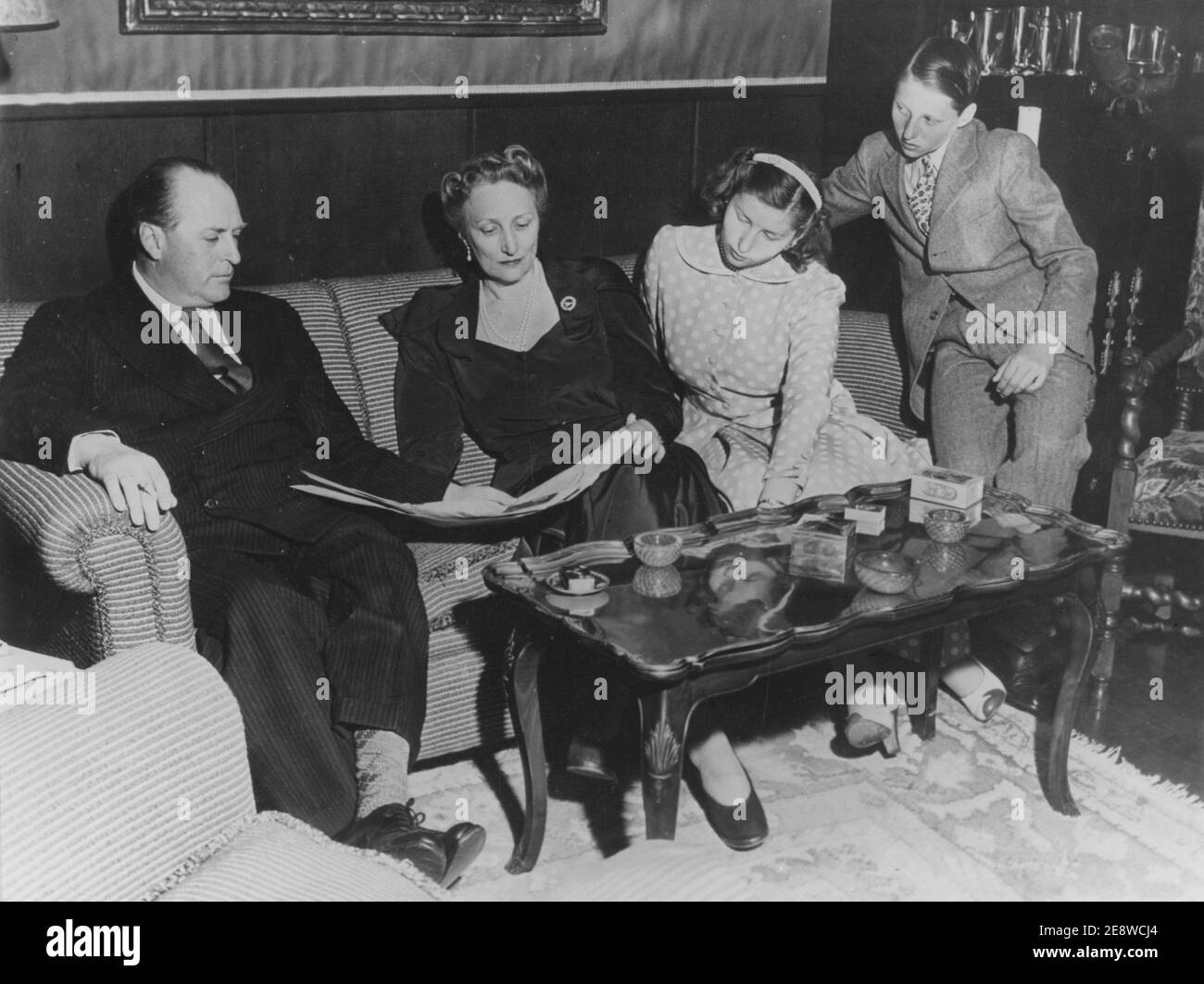 Corona principessa Märtha di Norvegia. 1901-1954. Figlia del principe svedese Carl. Qui il 24 1949 maggio con suo figlio e futuro re di Norvegia il principe ereditario Harald, figlia Ragnhild e marito Olav a Skugum. Foto Stock