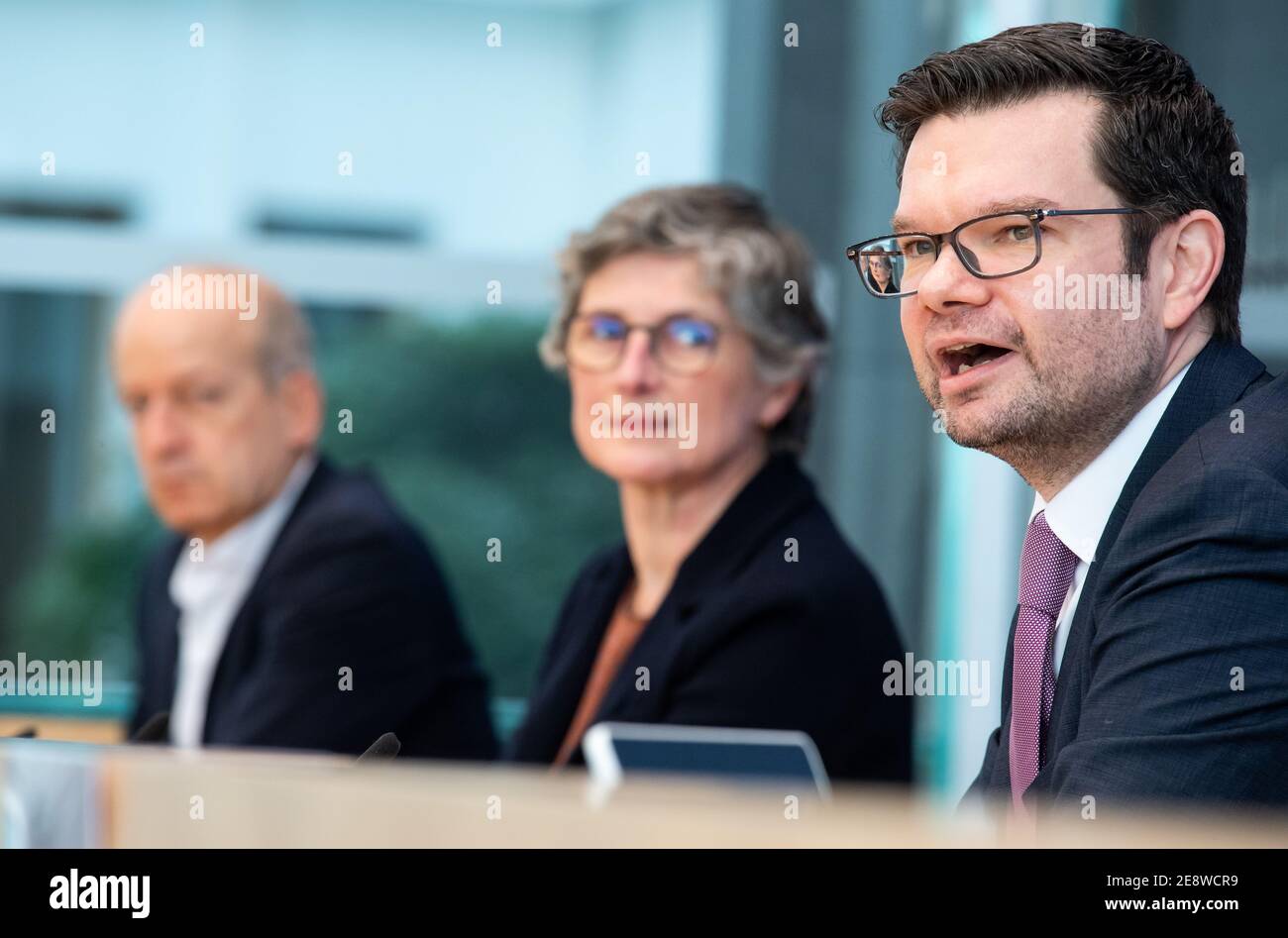 Berlino (Germania), 01 febbraio 2021 Marco Buschmann (r-l), primo segretario parlamentare del gruppo parlamentare FDP, Britta Haßelmann, primo segretario parlamentare dell'Alleanza 90/gruppo parlamentare Verde, E Friedrich Straetmanns, portavoce per la politica giuridica del gruppo parlamentare di sinistra, ha presentato ad una conferenza stampa la causa dell'FDP, dei Verdi e della sinistra contro la riforma della legge elettorale della coalizione di governo. Con un controllo astratto della norma, le norme della legge federale o statale possono essere esaminate per la loro compatibilità con la Legge fondamentale. Una domanda può essere archiviata da Foto Stock