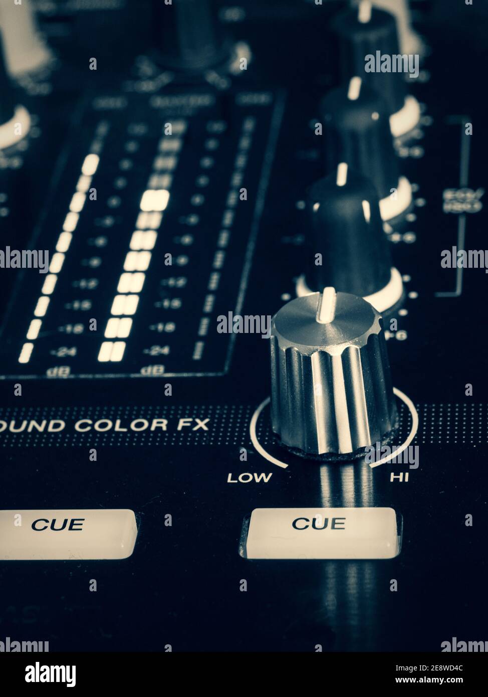 Immagine di sudio delle manopole, dei pulsanti e dei cursori di una scrivania di mixaggio DJ. Foto Stock