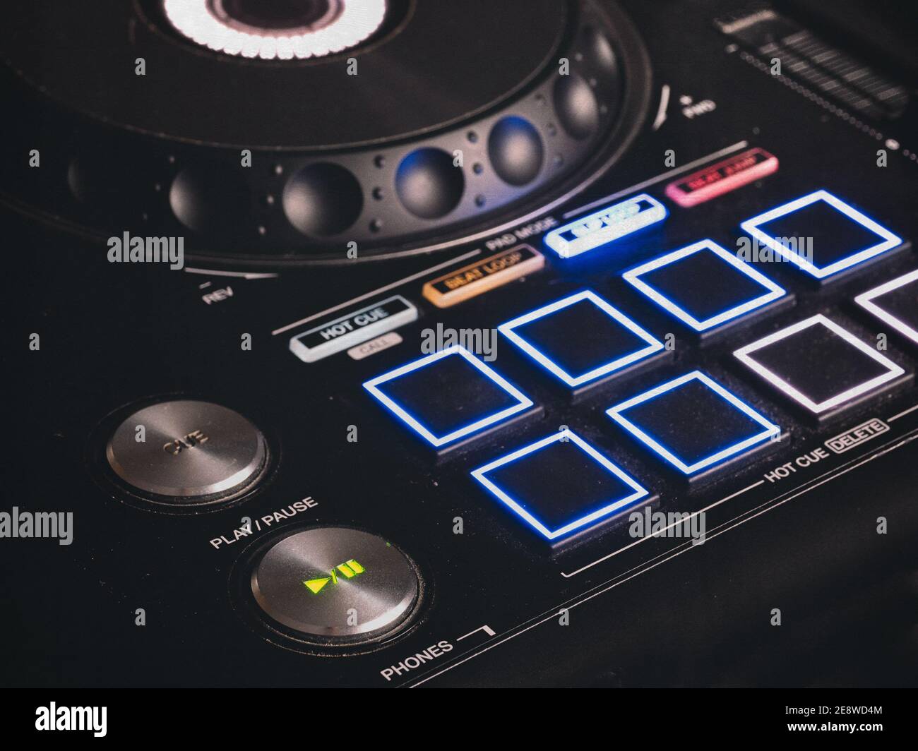 Primo piano immagine di studio di una scrivania di mixaggio DJ. Foto Stock