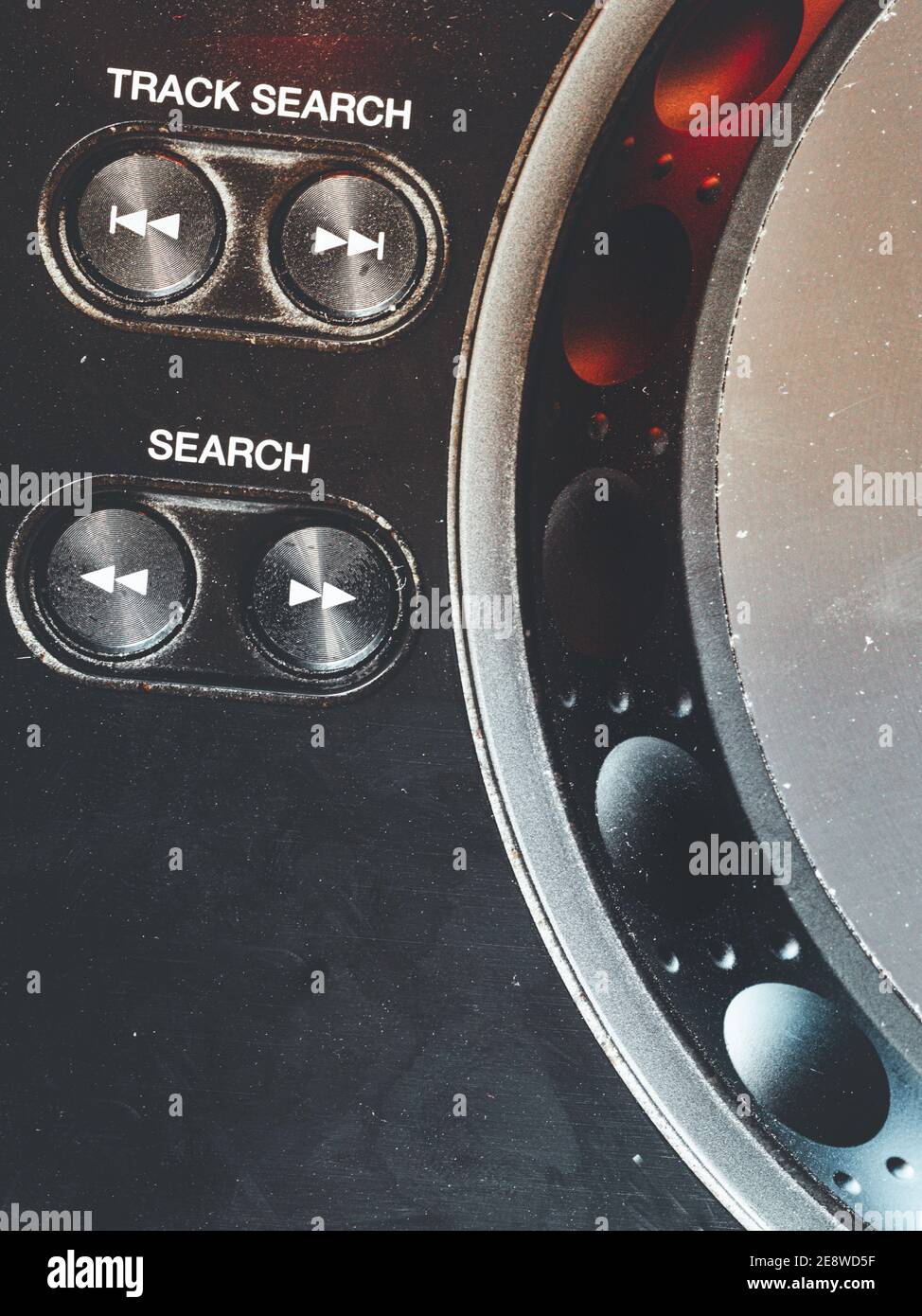 Primo piano immagine di studio di una scrivania di mixaggio DJ. Foto Stock